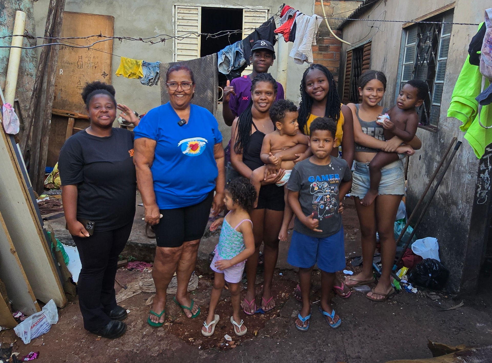 Família Jaciara reunida com voluntárias